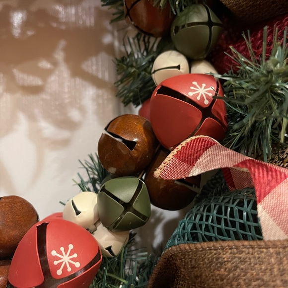 WREATH - RUSTIC WINTER WREATH 24” very very full with VINTAGE JINGLE BELLS! - Picture 13 of 14